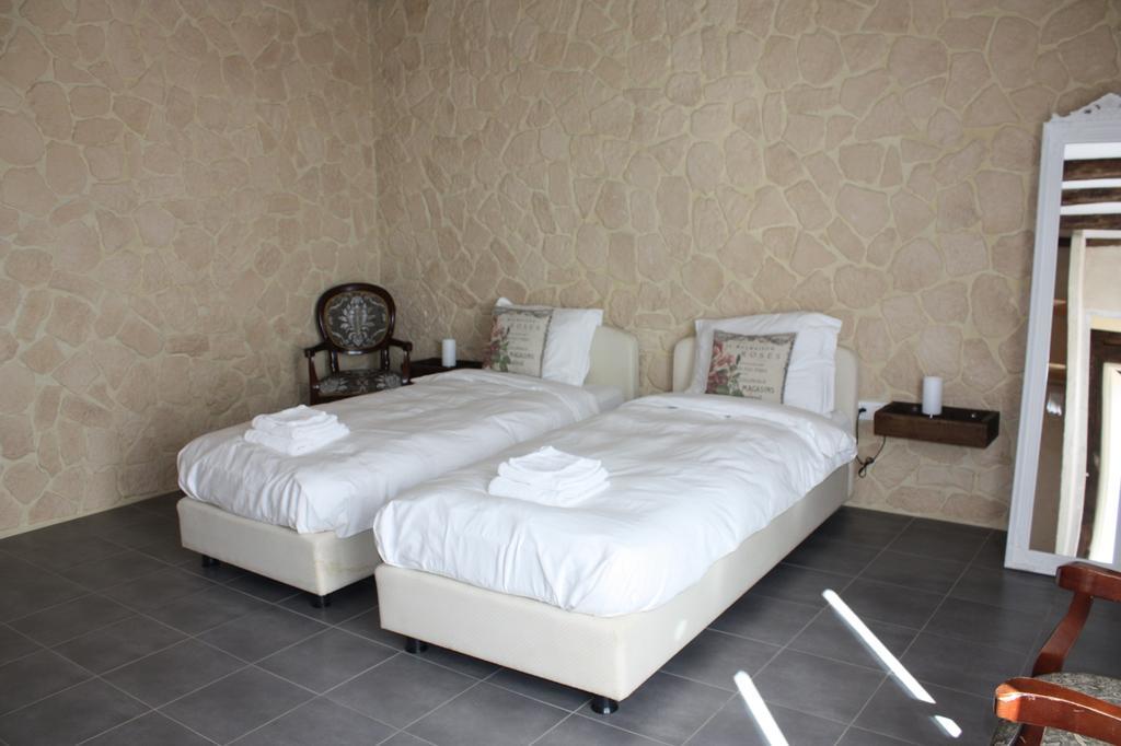 Gite Chevannes Fours  Room photo